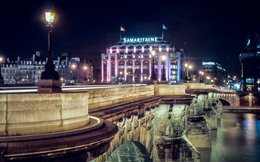 1st-arrondissement;-Art-Deco-architecture;-Department-store;-Frantz-Jourdain;-Henri-Sauvage;-Historic-monument;-Illuminated-facade;-Illuminated-sign;-Kaleidos;-Kaleidos-images;-La-parole-à-limage;-La-Samaritaine;-Light-trails;-Night-traffic;-Night-view;-Paris;-Pont-Neuf;-Quai-du-Louvre;-Seine-river;-Stories-Pictures;-Tarek-Charara